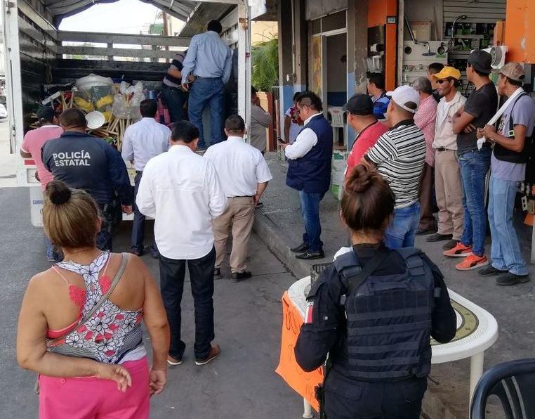Decomisan mercancías a comercios que obstruian vía pública en el centro de Ciudad Madero