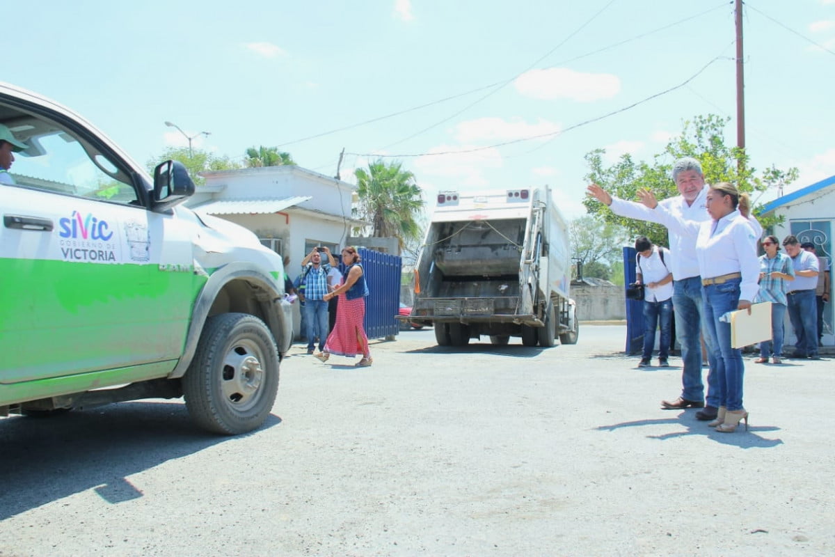 Entrega Xico material y equipo a empleados de Limpieza Pública.