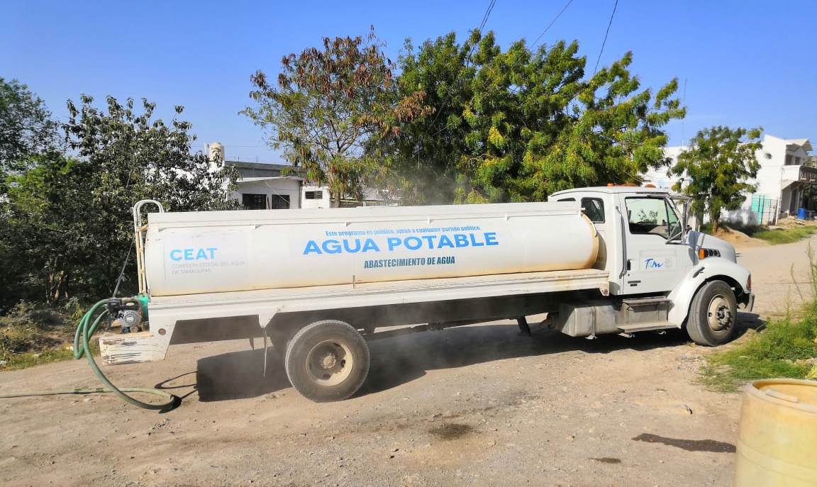 Con dos camiones cisterna Gobierno de Tamaulipas abastece de agua a escuelas de Victoria