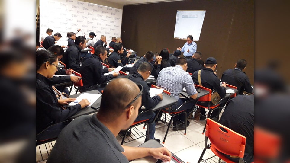 Capacitan a Agentes de la Policía Investigadora