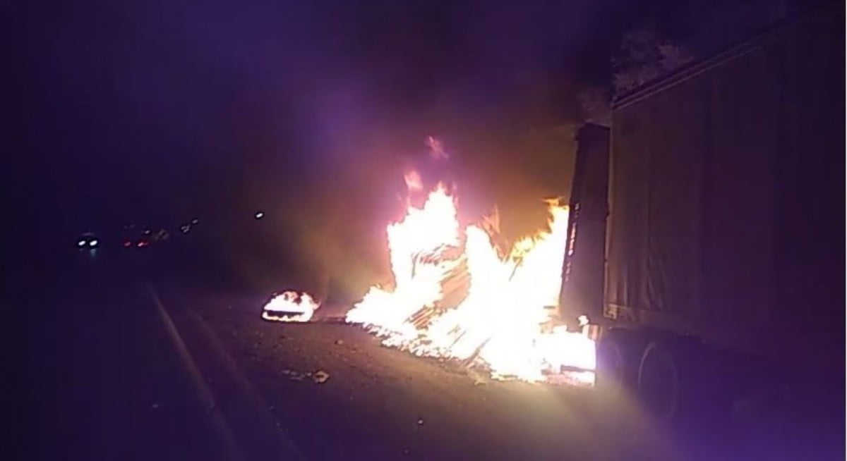 Aparatoso accidente en la Victoria-Monterrey tras desprenderse remolque de trailer