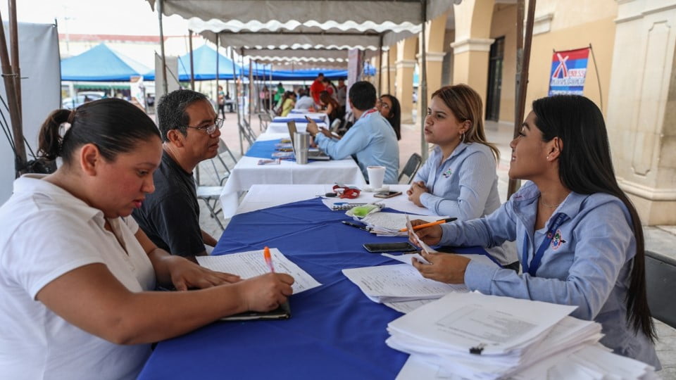 Acuden 430 Neolaredenses a solicitar trabajo a ‘Empleo Móvil’