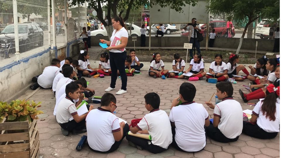 Se quedan sin luz y deben tomar clases en el patio de la escuela en Cd. Victoria