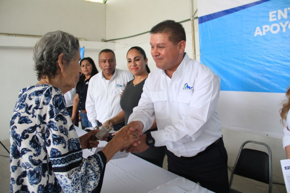 Entrega Gobierno de Tamaulipas beneficios a adultos mayores en Jiménez