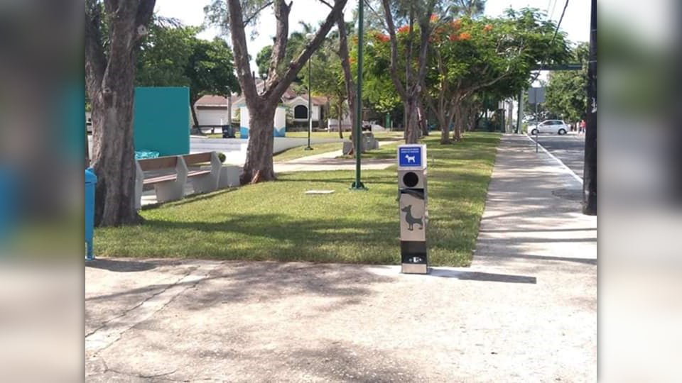 Vandalizan y roban contenedores de heces para mascotas instalados en parques de Tampico