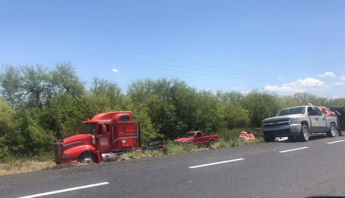 ¡Rapiña! tras volcar trailer cargado de zanahorias en la Victoria-Matamoros