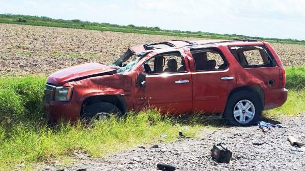 Tras persecución, delincuentes vuelcan en camioneta y son detenidos