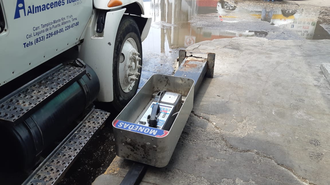 Le cae teléfono de monedas encima a una mujer en los mercados de Tampico