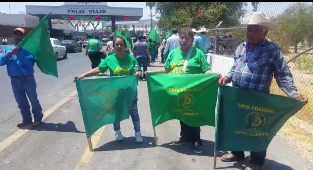 Campesinos bloquean puente 2 en Nuevo Laredo