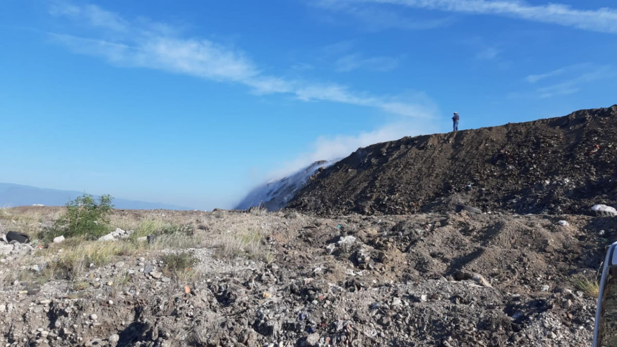 Avanza control de incendio en relleno sanitario