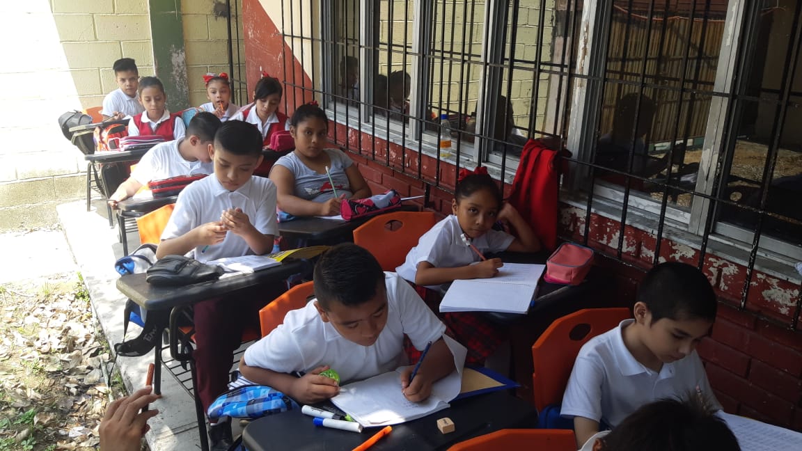 Toman clases en la intemperie en primaria de Ciudad Madero; CFE los dejo sin luz