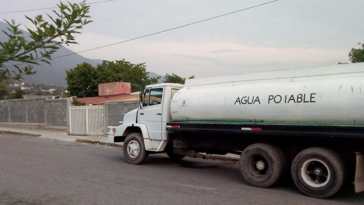 Con pipas abastecen de agua a escuelas de Victoria