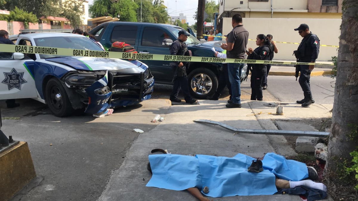 Unidad de la Policía Estatal se vuela el alto, provoca choque y arrolla a peatón que muere al instante