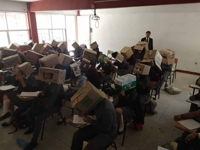Profesor pone cajas en la cabeza a alumnos para aplicar examen