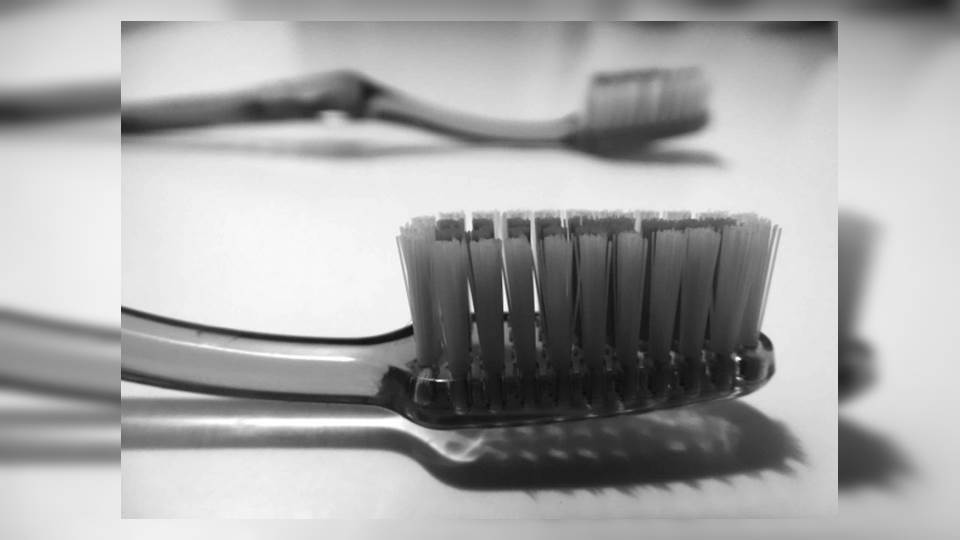 Un hombre se comió un cepillo de dientes hace 20 años y apenas se lo sacaron.