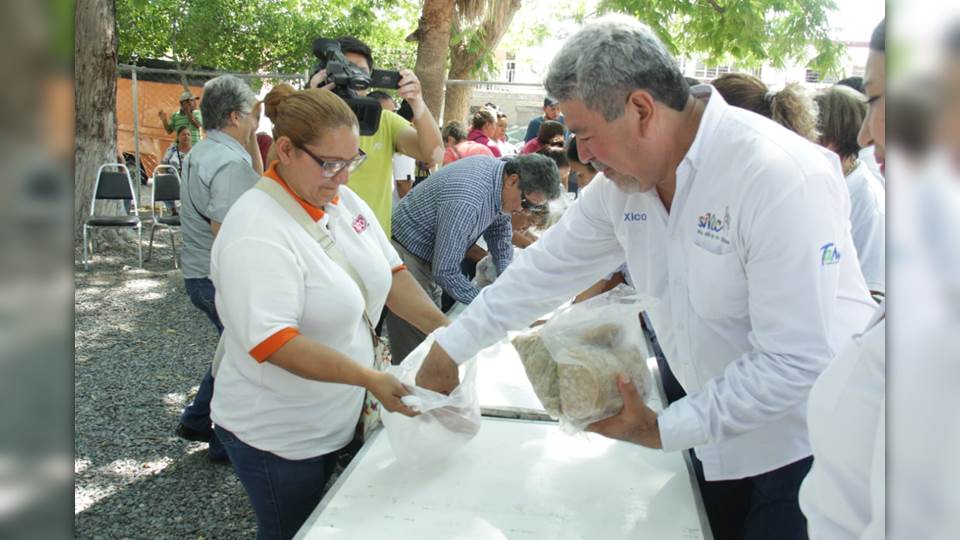 Entrega Xico González “Omega 3” en Victoria
