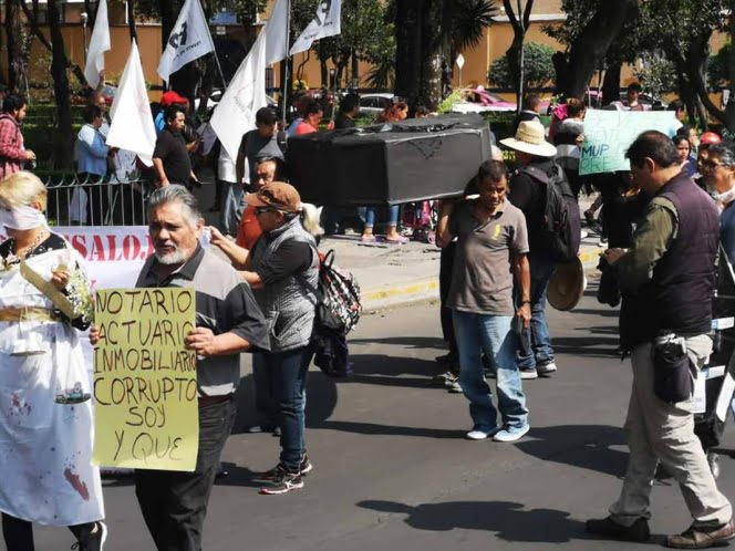 Marchan con ataúd tras ser desalojados de sus casas