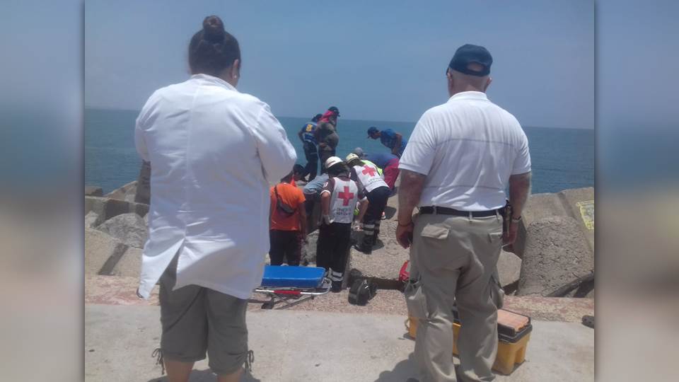 Abuelito queda atorado entre las escolleras de Miramar; pasó la noche en el lugar