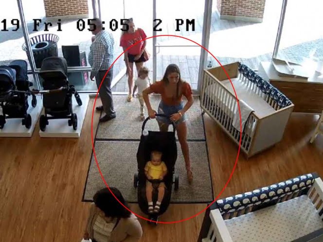 Mujer roba carriola pero olvida a su hijo en la tienda