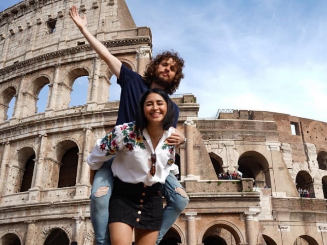 Ella feliz a lado de otro hombre, después de unas semanas y no es ‘Luisito Comunica’