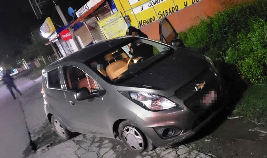 Sujetos llevaban a dos personas secuestradas en el asiento trasero de un Spark