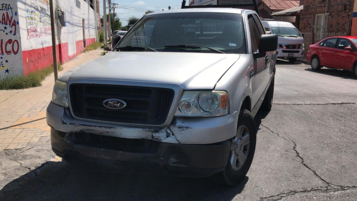 Se pasa alto y provoca accidente vial en el Sector Centro de Nuevo Laredo