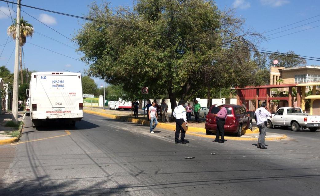 Se descuida y choca contra urbano en Nuevo Laredo
