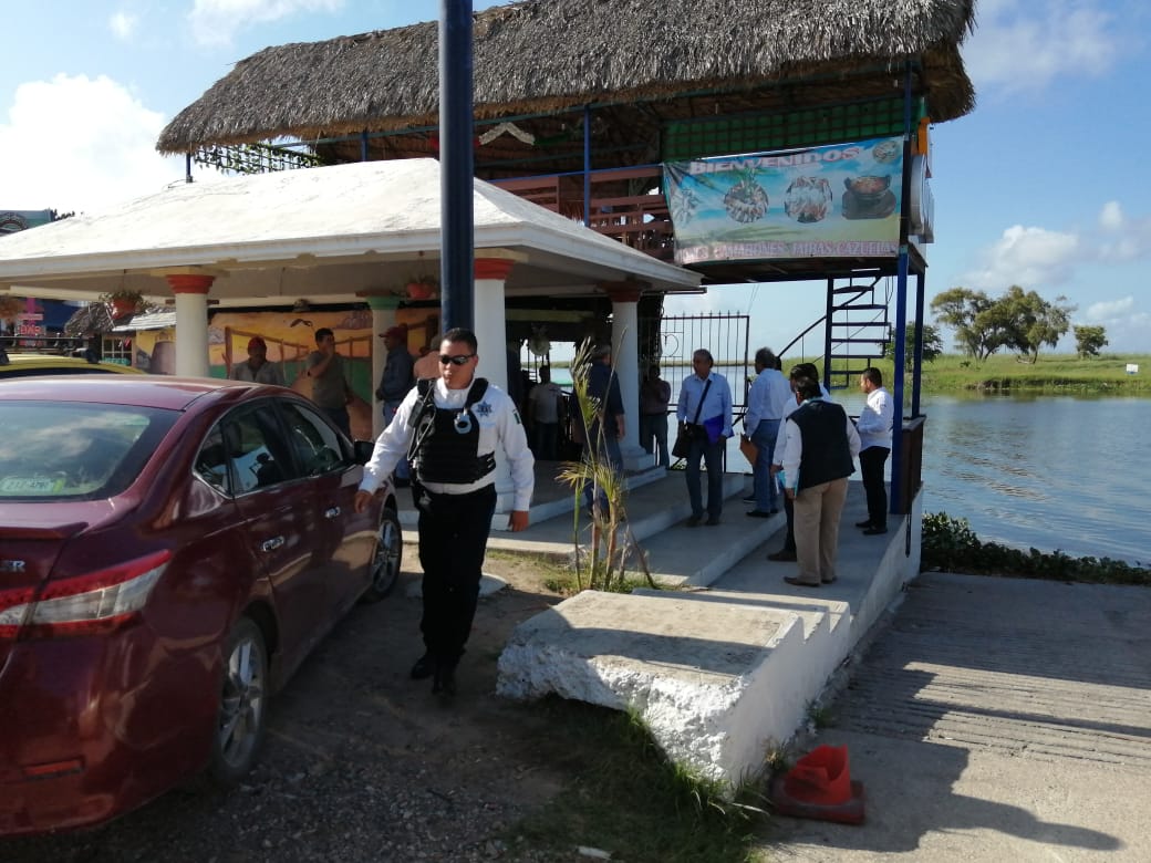 Con valla humana tratan de impedir desalojo de restaurante en zona federal de Altamira