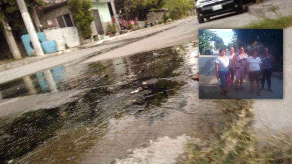 Entre las aguas negras viven residentes de la colonia Municipios Libres
