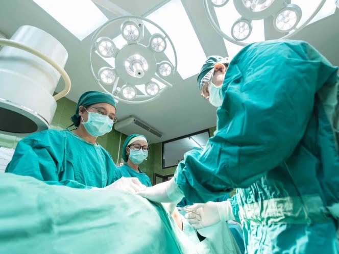 Médico practica aborto a mujer errónea; confundió el nombre