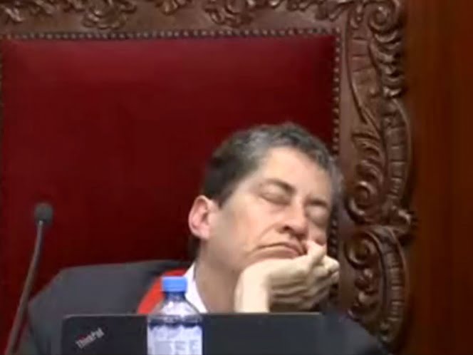 Magistrado se queda dormido durante juicio a Keiko Fujimori