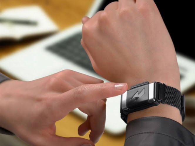 La pulsera de Amazon que da toques si gastas/comes de más