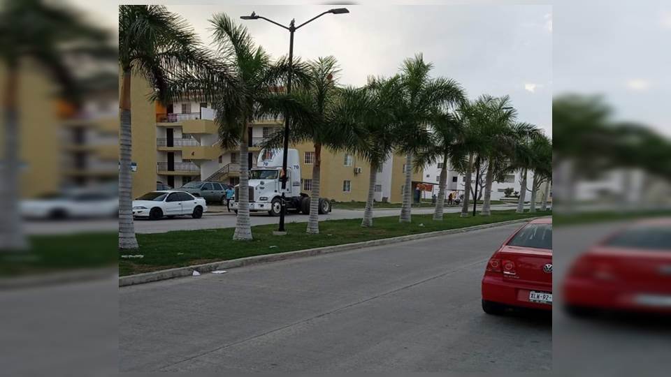 Traileros infringen ley de Tránsito e ingresan sus unidades a los fraccionamientos; vecinos se quejan