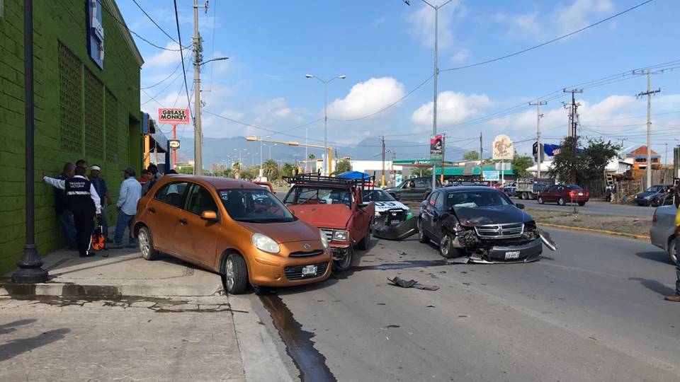 Invade carril y termina chocando