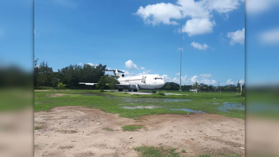 Avión del Parque Metrópolix es usado como baño público por vándalos