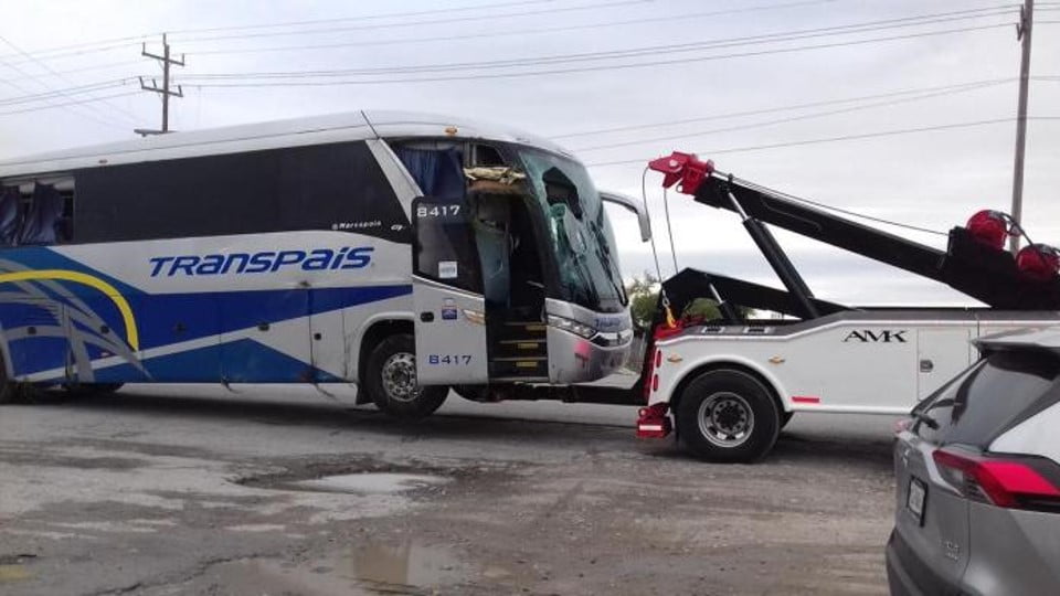 Vuelca autobús de la línea Transpaís en San Fernando