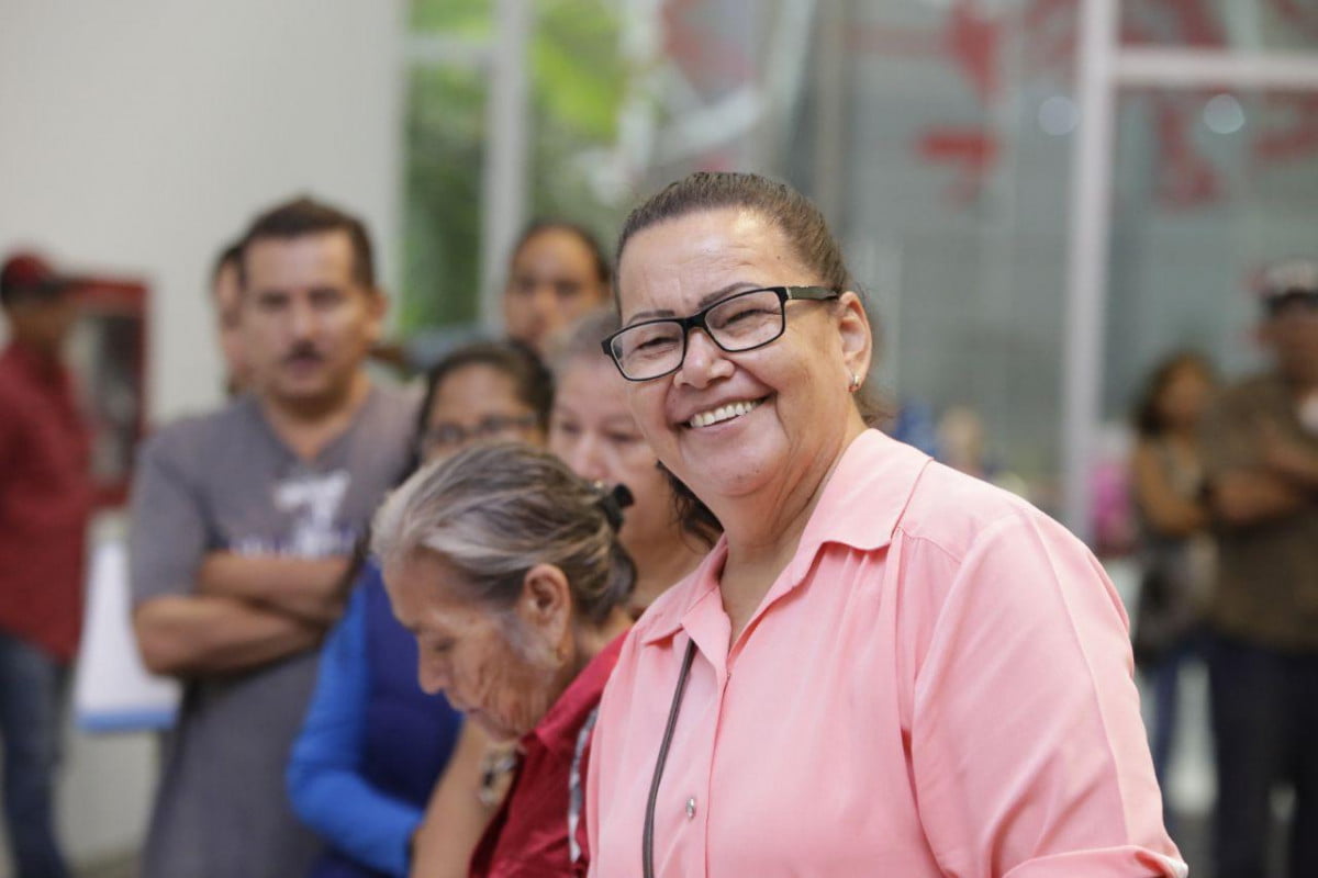 Entrega DIF Tamaulipas lentes graduados a personas con problemas de la vista.