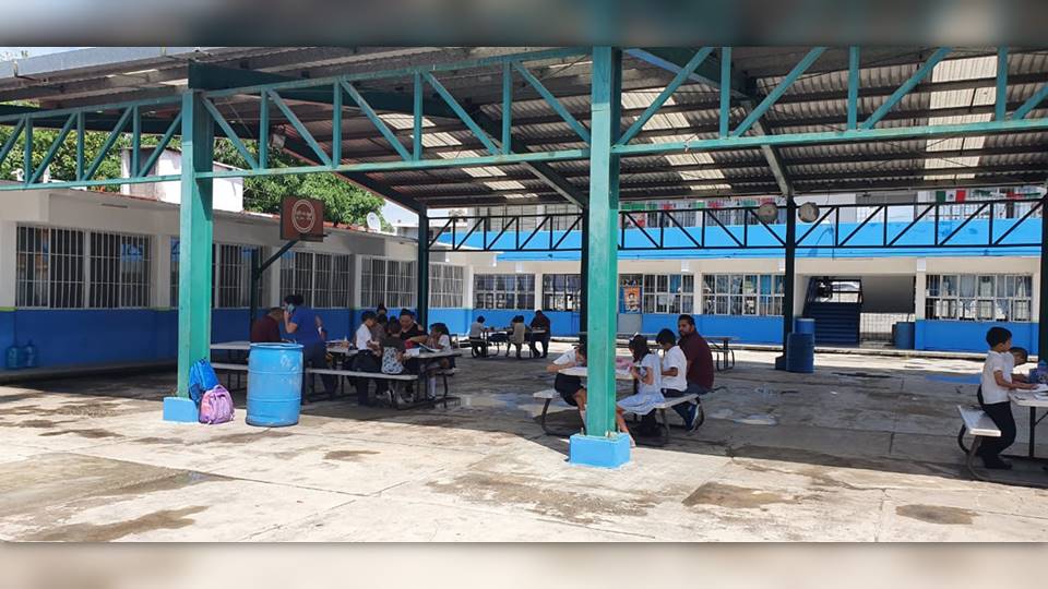 Truena transformador y alumnos estudian en la intemperie en escuela de Tampico