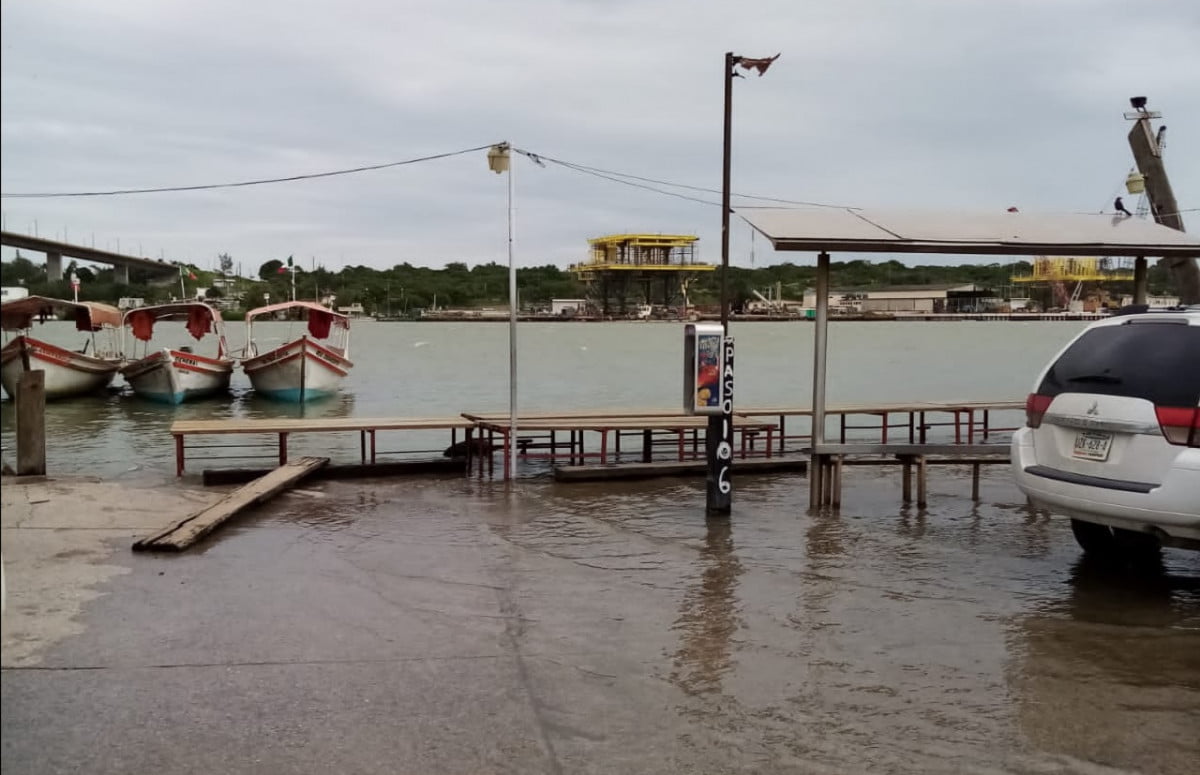 Se desborda río Pánuco y canal de la Cortadura por efecto de marea alta