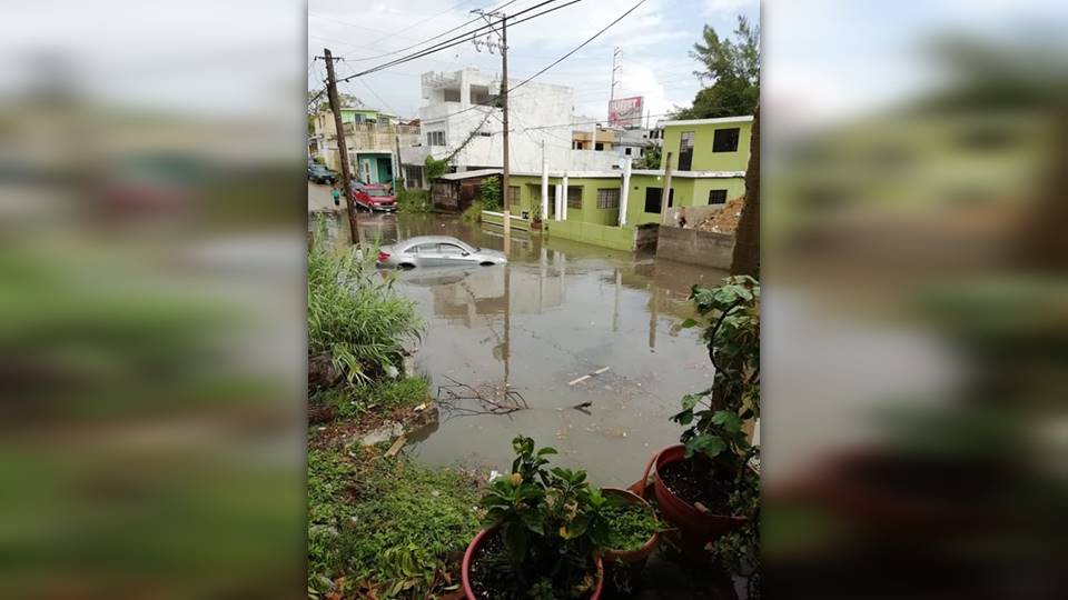 Calles inundadas y un carro entre el agua dejaron lluvias en Ciudad Madero