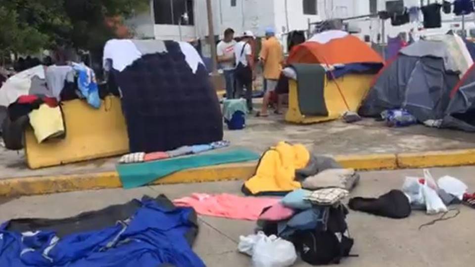 Migrantes saturan Puente Internacional en Matamoros