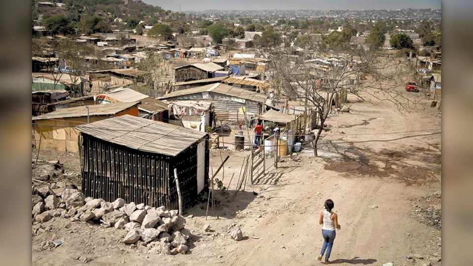 Por temor a robos en sus humildes viviendas, familias se niegan a ir a refugios