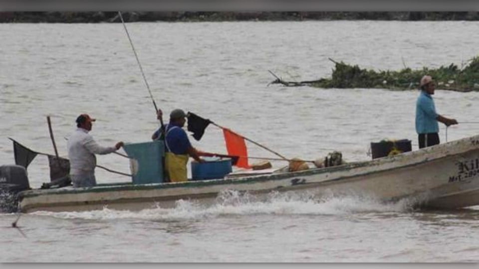 Se extravían dos pescadores en altamar