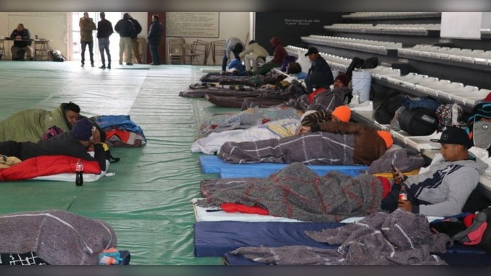 Preparan albergue de alberca Chávez para recibir a los migrantes en Matamoros