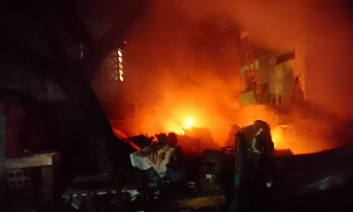 Arde vivienda de madera en Ciudad Madero