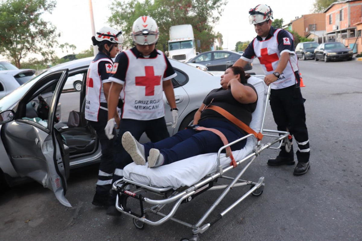 Se pasa alto y deja una mujer lesionada