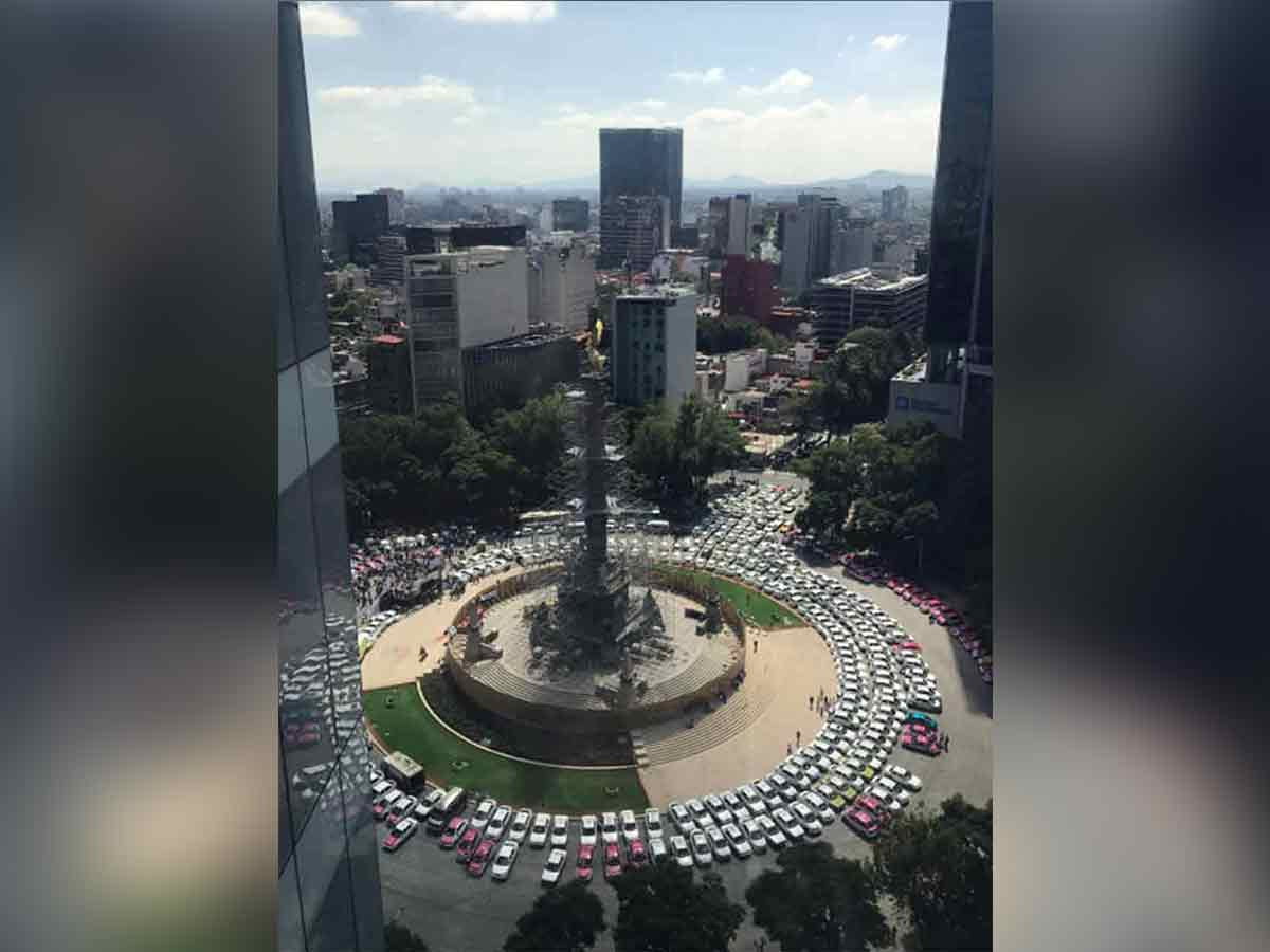 Cientos de taxistas rodean Ángel de la Independencia