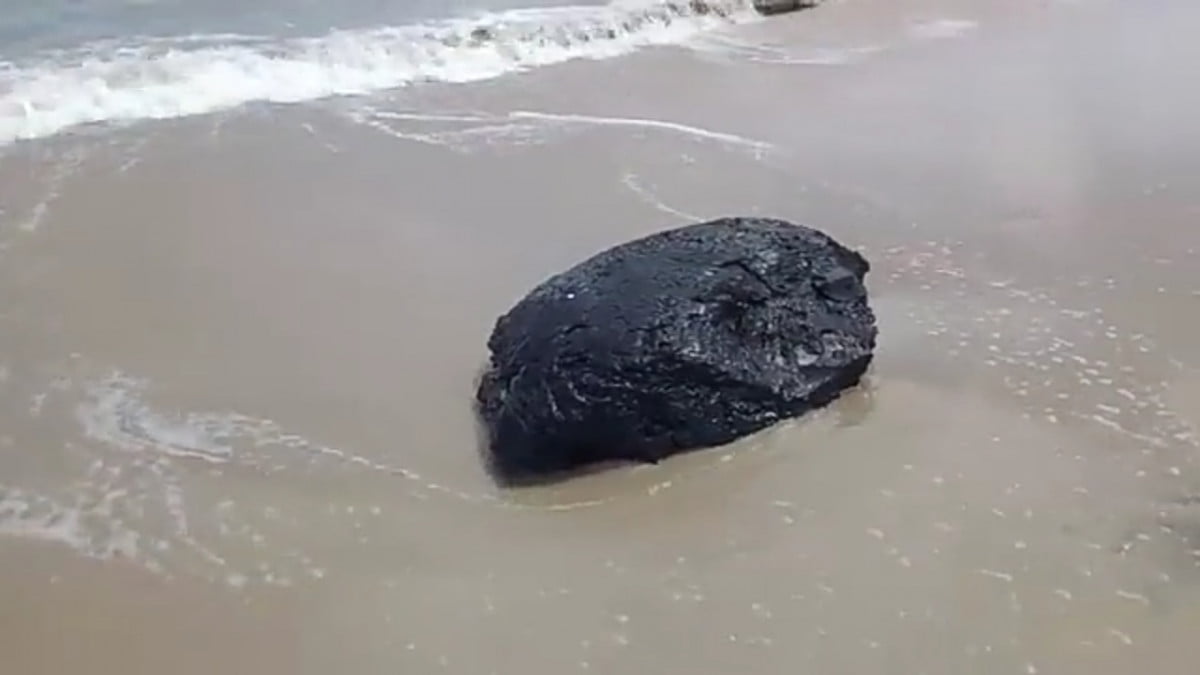 Marea arrastra enorme  «roca» de chapopote a Playa Miramar