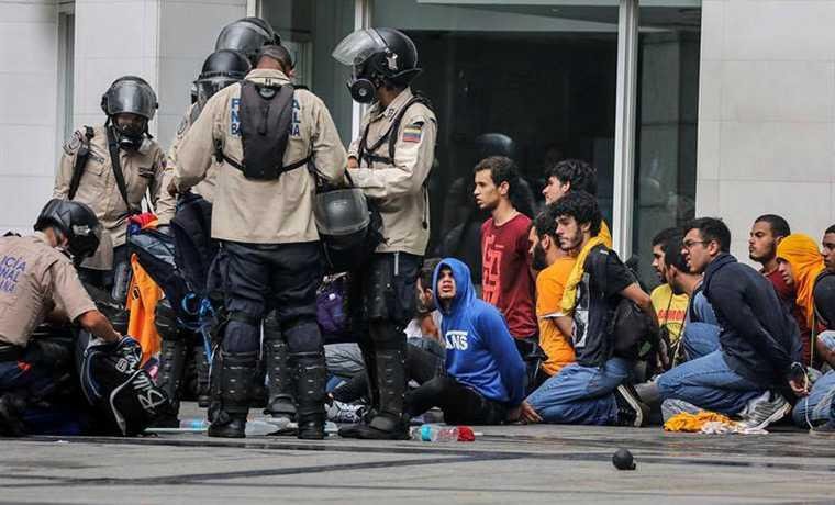 Desnudan y golpean a presos en Venezuela