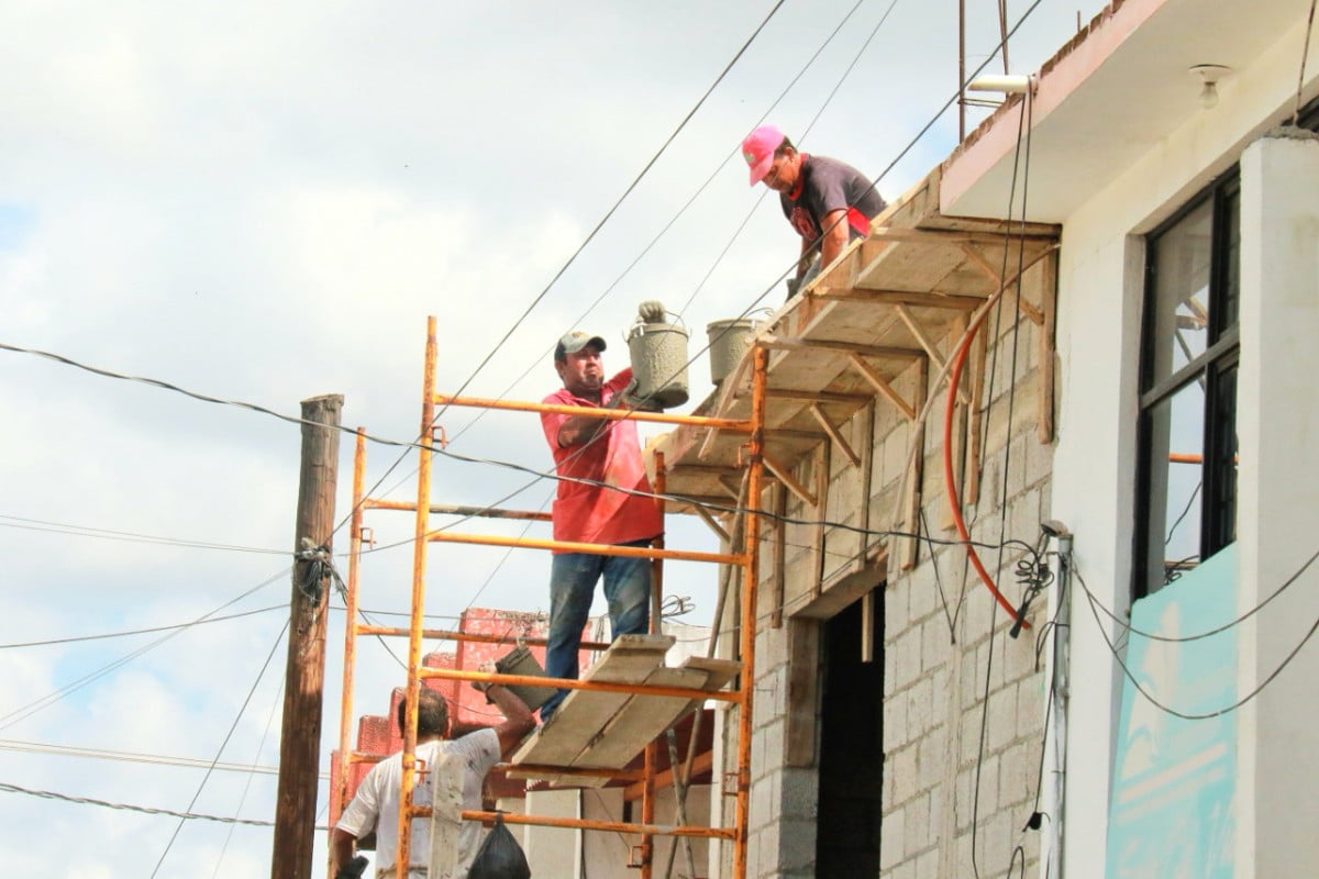Exhorta Ayuntamiento a realizar trámite de licencia de construcción.